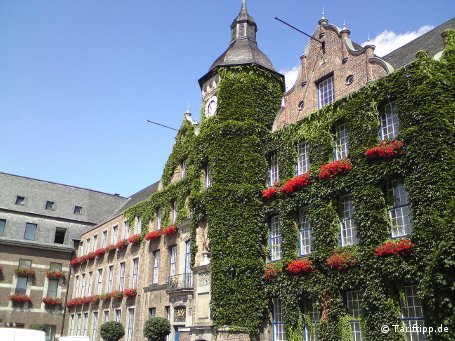 Perfektes Fotowetter: Das Düsseldorfer Rathaus erscheint nur an den Rändern leicht unscharf